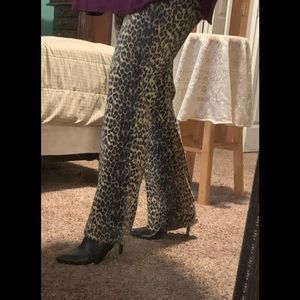 Ladies animal print boot leg stretch pants. Size XL
